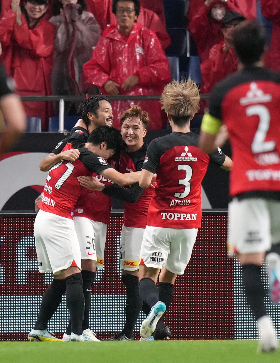 浦和対湘南　前半、先制ゴールを決め、チームメートと喜ぶ浦和興梠（左から2人目）（撮影・狩俣裕三）