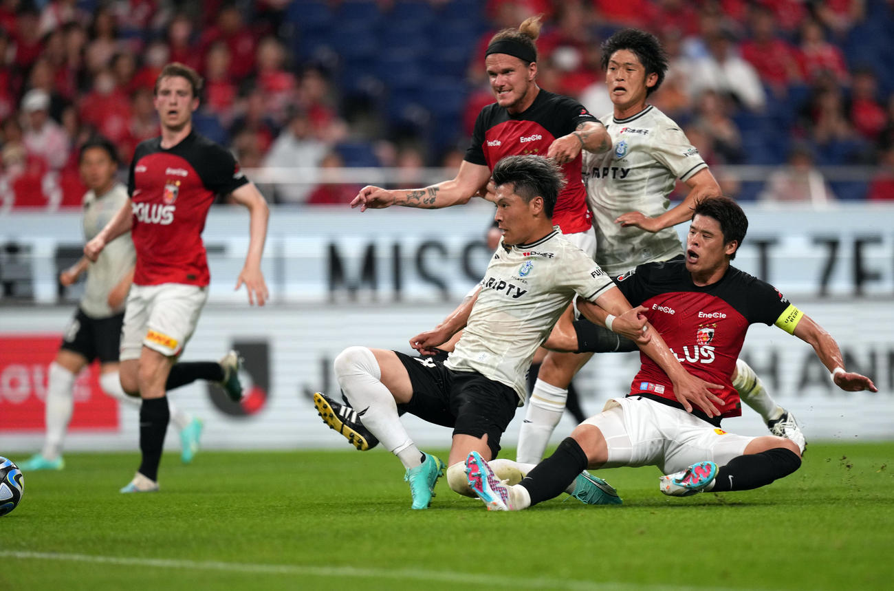 浦和対湘南　前半、浦和酒井（右）と競りながらゴール前に迫る湘南町野（中央）（撮影・狩俣裕三）