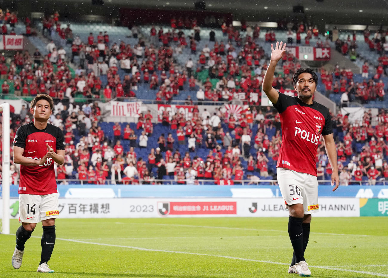 浦和対湘南　試合後、場内1周する浦和興梠（右）と関根（撮影・狩俣裕三）
