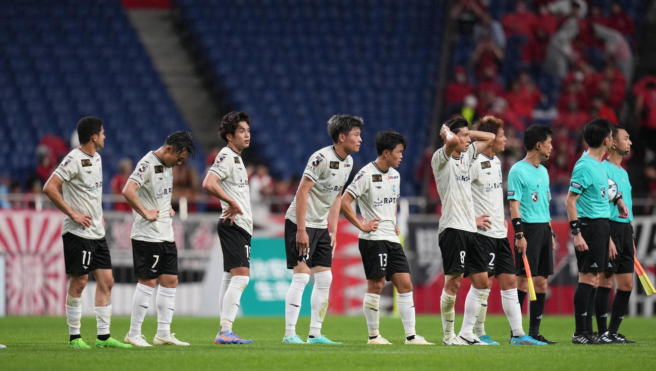 浦和対湘南　試合後、悔しそうな表情であいさつする町野（中央）ら湘南の選手たち（撮影・狩俣裕三）