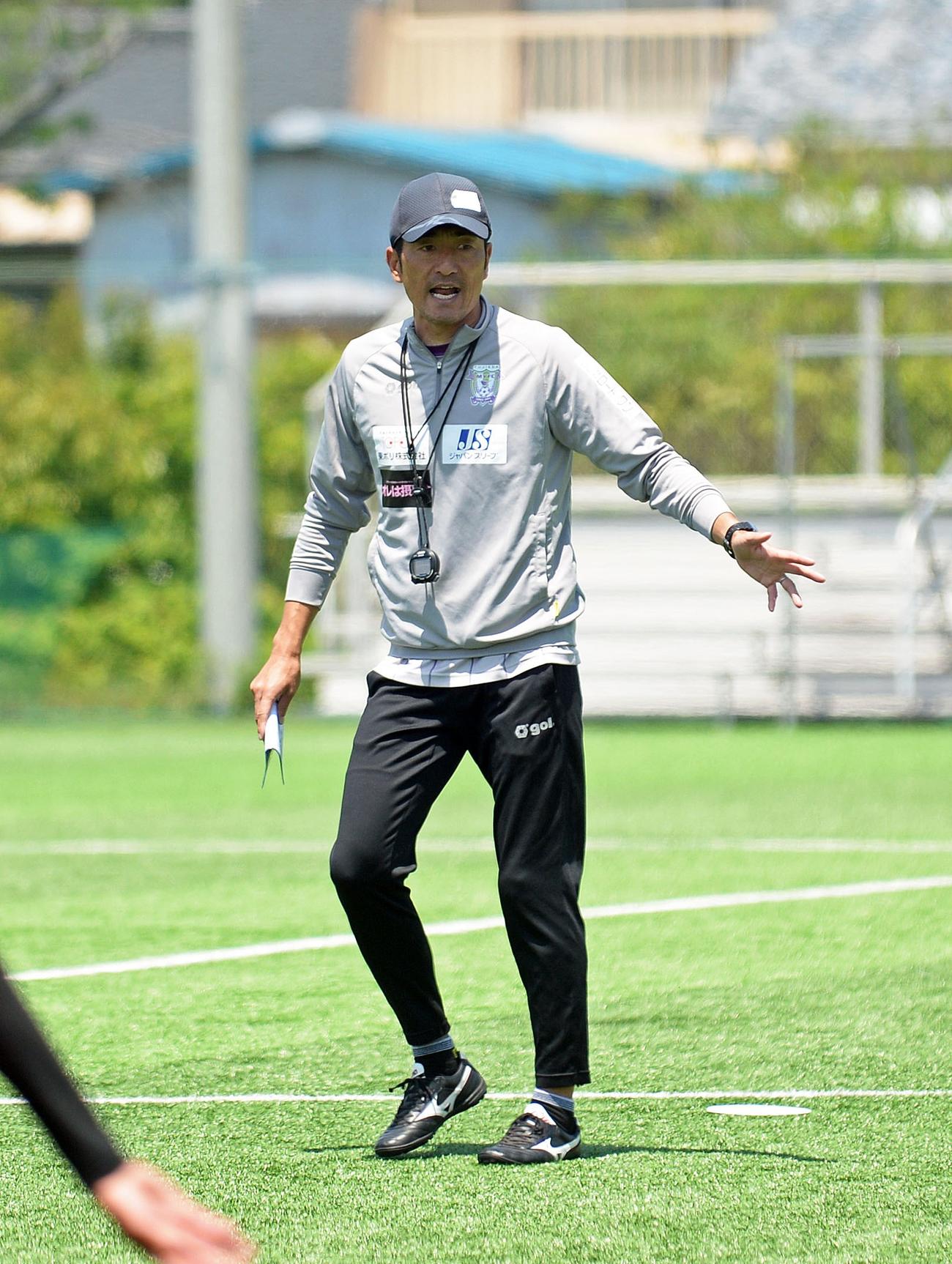 身ぶり手ぶりを交えて指導する藤枝・須藤監督