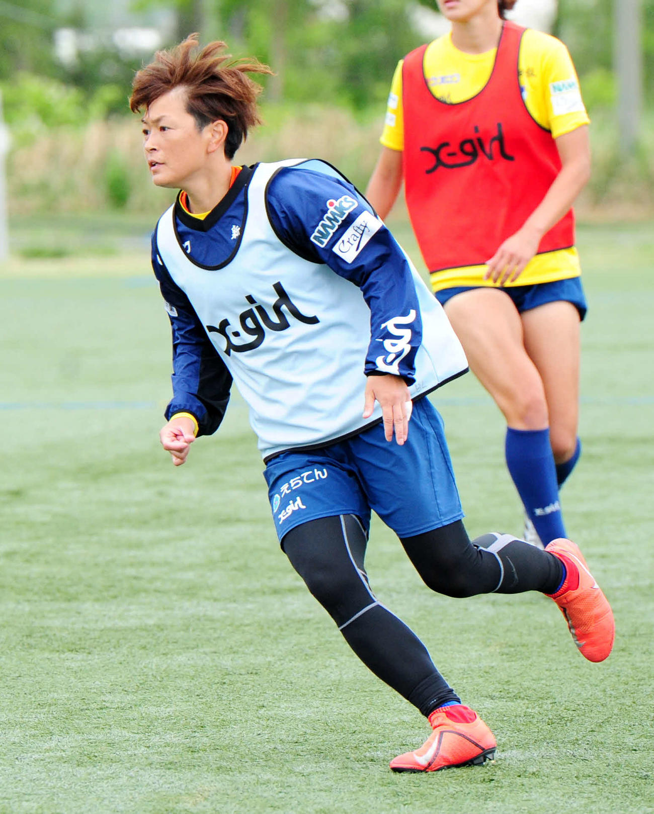 ミニゲームでピッチを駆け回る上尾野辺（2023年5月23日撮影）