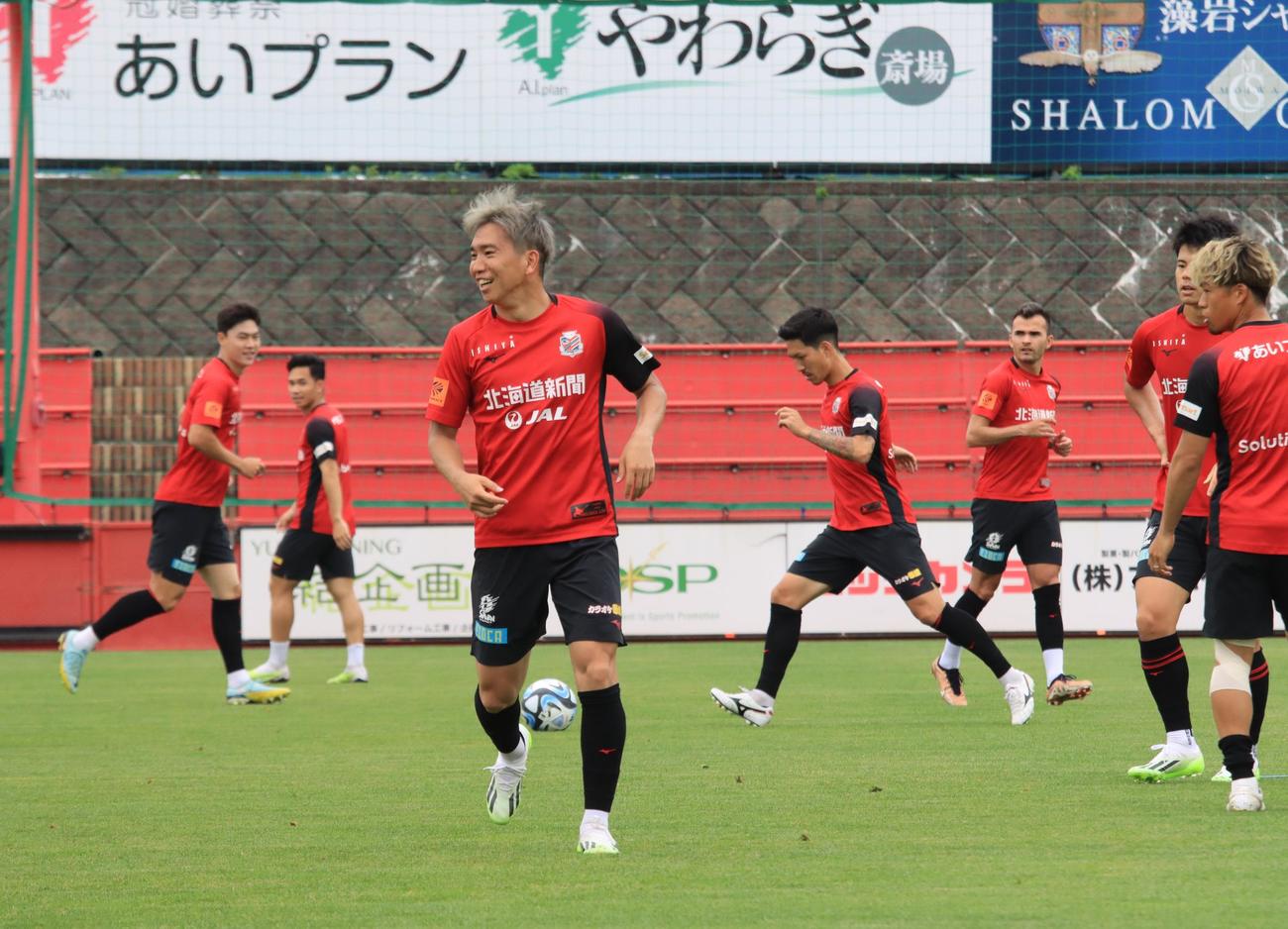 神戸戦前日練習に参加する札幌浅野（手前）（撮影・保坂果那）