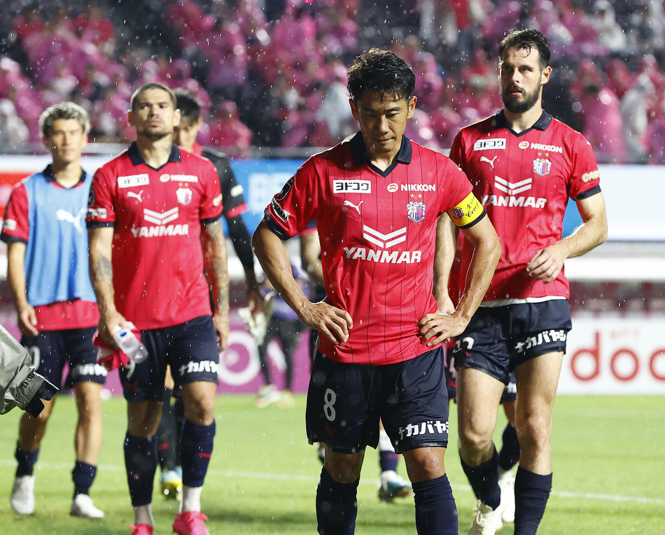 J1京都対浦和　福岡に敗れ、肩を落とす香川（手前）らC大阪イレブン（撮影・藤尾明華）