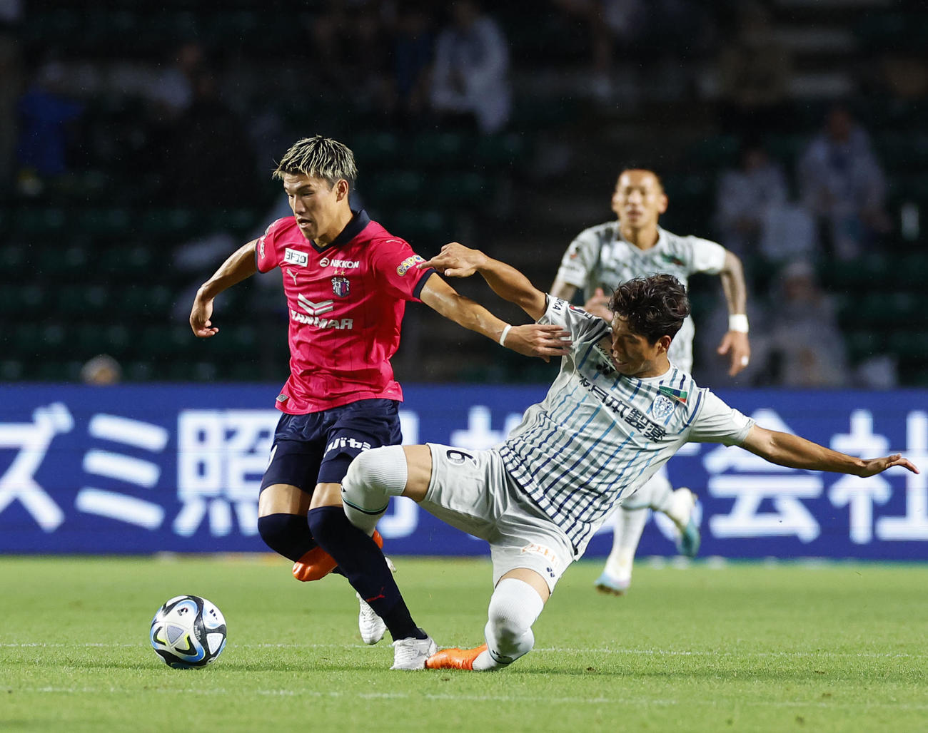 J1京都対浦和　後半、福岡前（右）に厳しいファウルを受けるC大阪加藤（撮影・藤尾明華）