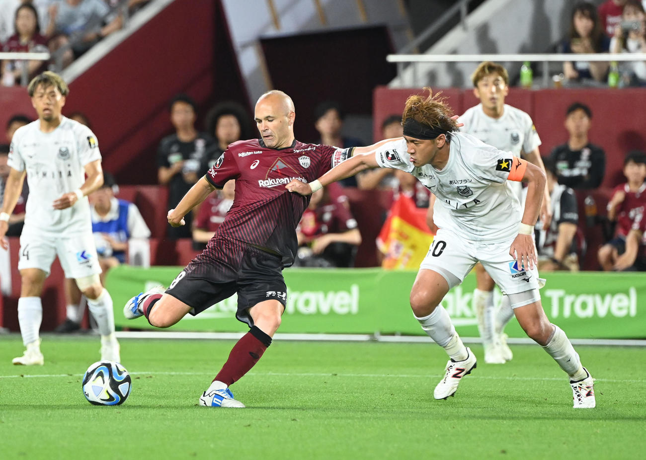 神戸対札幌　前半、ドリブルでゴール前に切れ込みシュートを打つ神戸イニエスタ（撮影・和賀正仁）