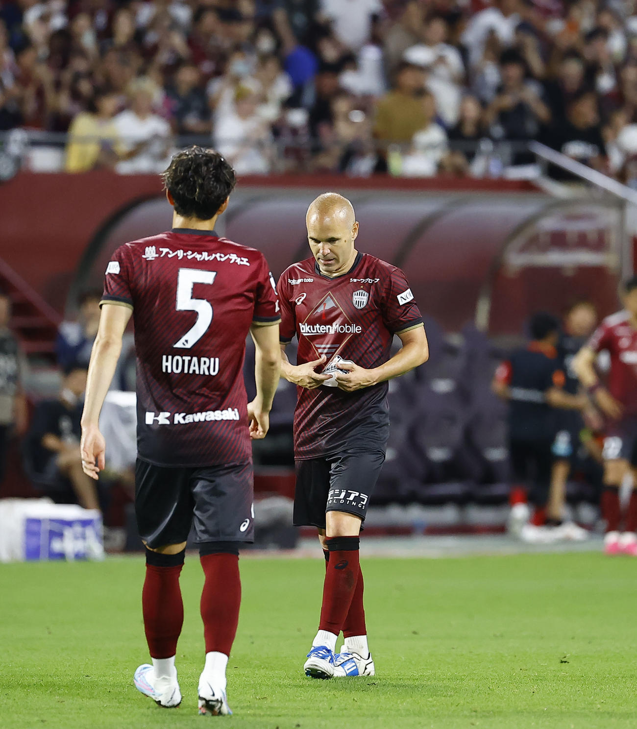 J1神戸対札幌　後半、交代のためキャプテンマークを外す神戸イニエスタ（中央）（撮影・藤尾明華）