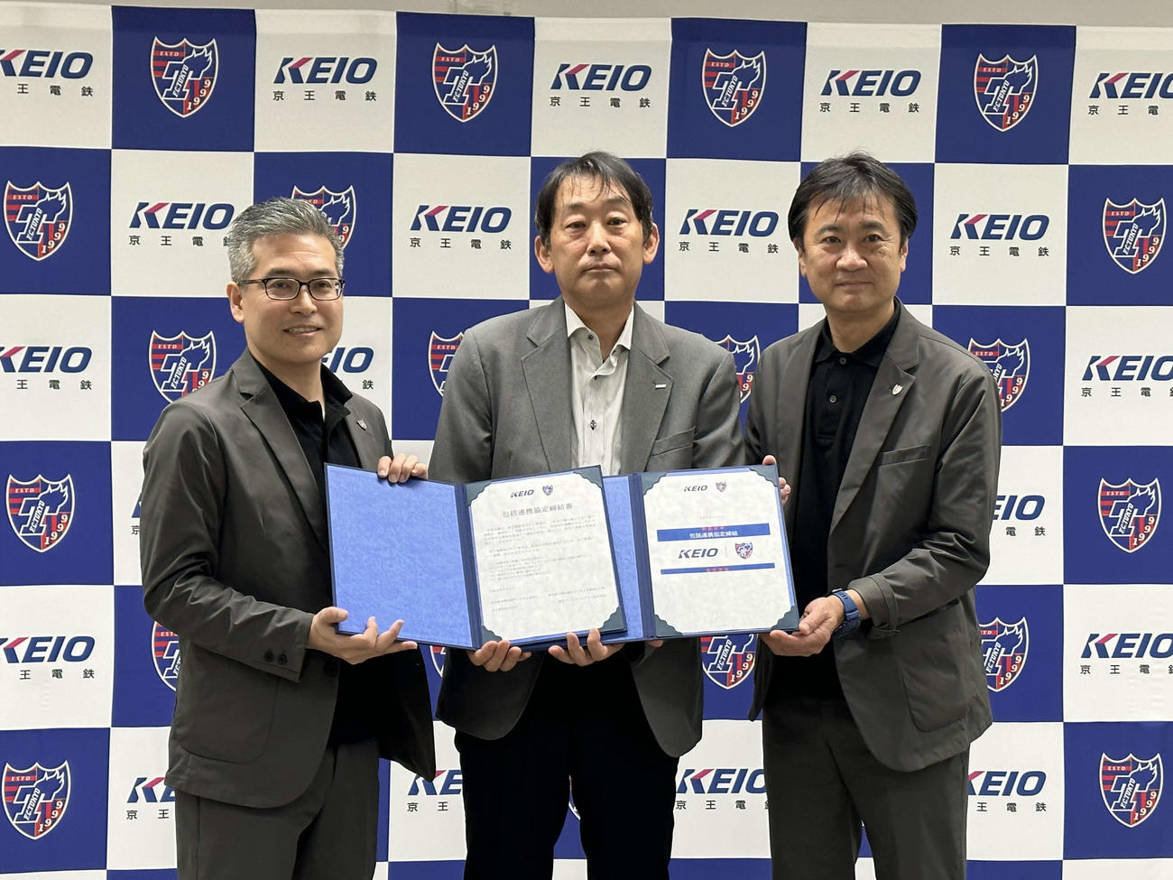 包括連携協定を締結し、会見行った東京の川岸社長（左）、大金会長（右）、京王電鉄の都村社長（中央）