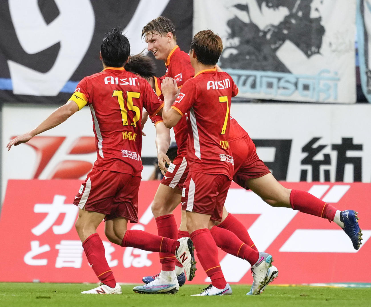 名古屋対川崎F　前半、先制ゴールを決め祝福される名古屋・ユンカー（中央奥、共同）