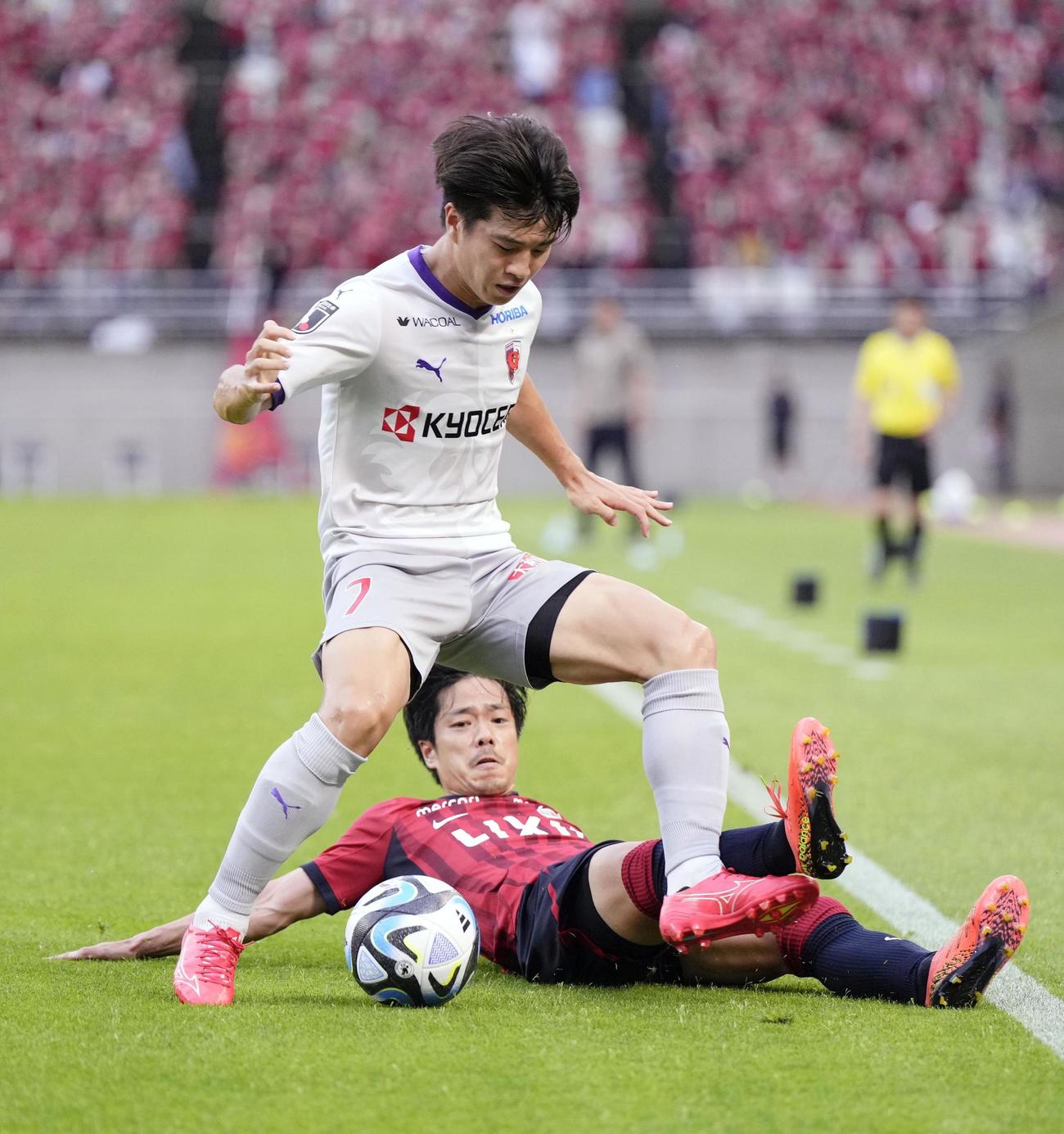 前半、競り合う京都・川崎（上）と鹿島・仲間（共同）