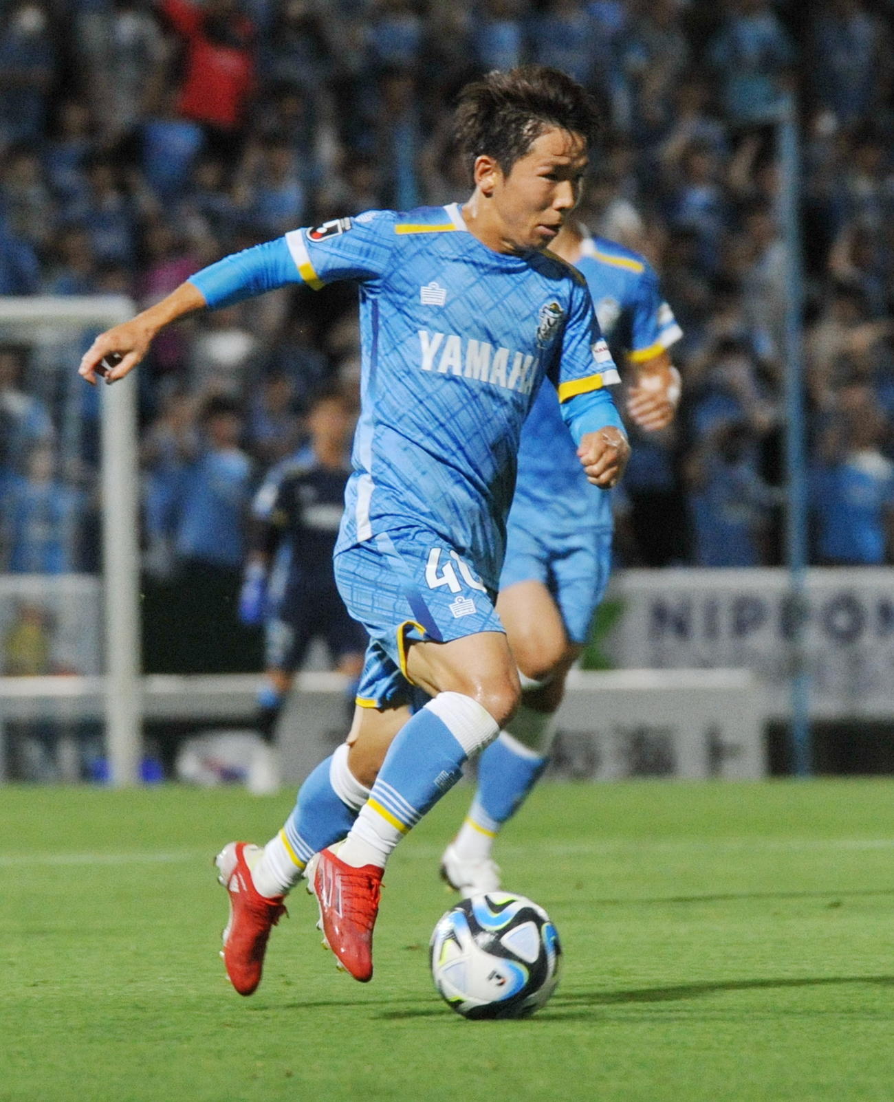 ドリブルで切れ込む磐田MF金子