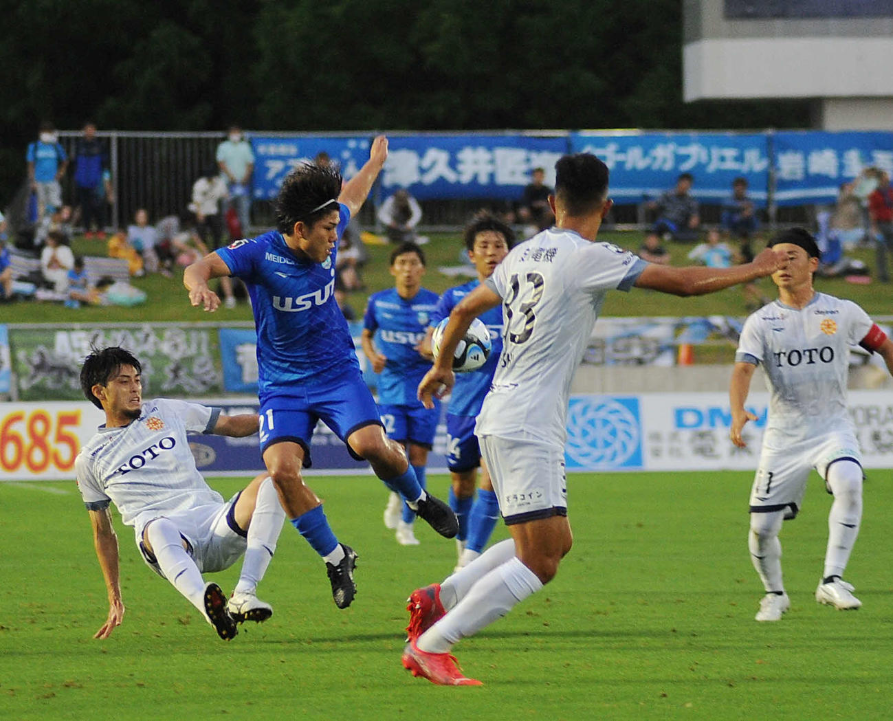 相手とボールを競り合う沼津の森（左から2人目）