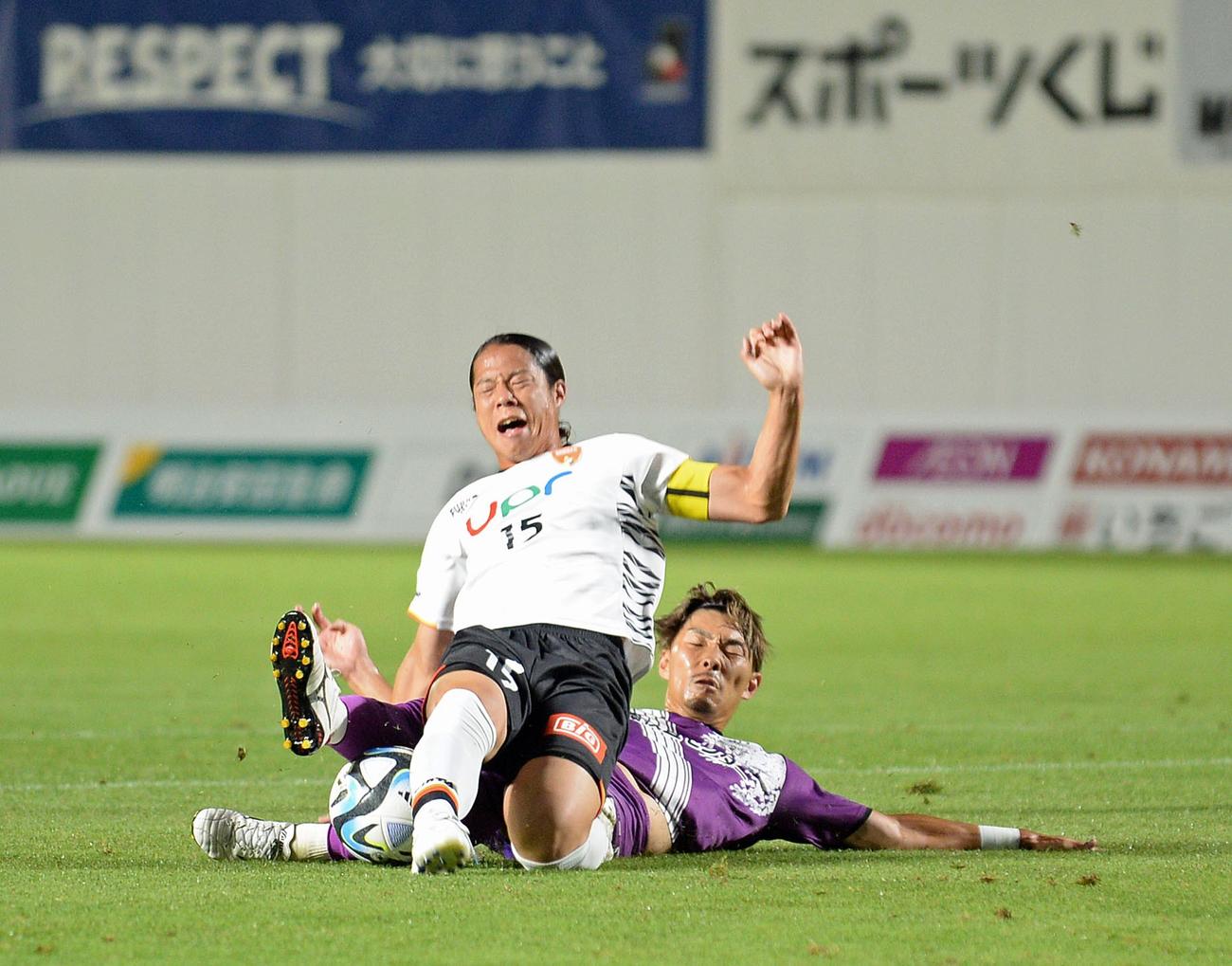 相手と競り合う藤枝渡辺（右）