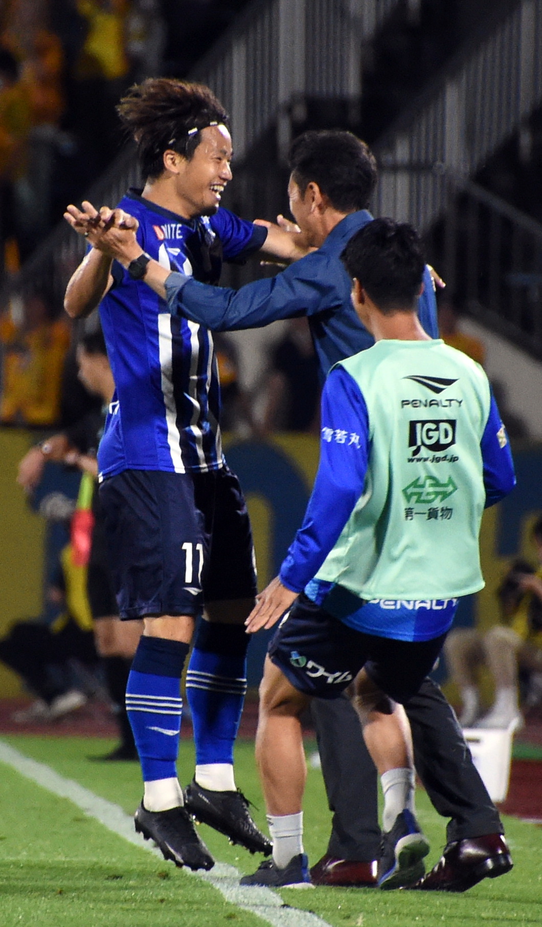 山形対仙台　前半、2点目を奪い山形渡辺監督（右奥）と抱き合って喜ぶFW藤本（撮影・山田愛斗）