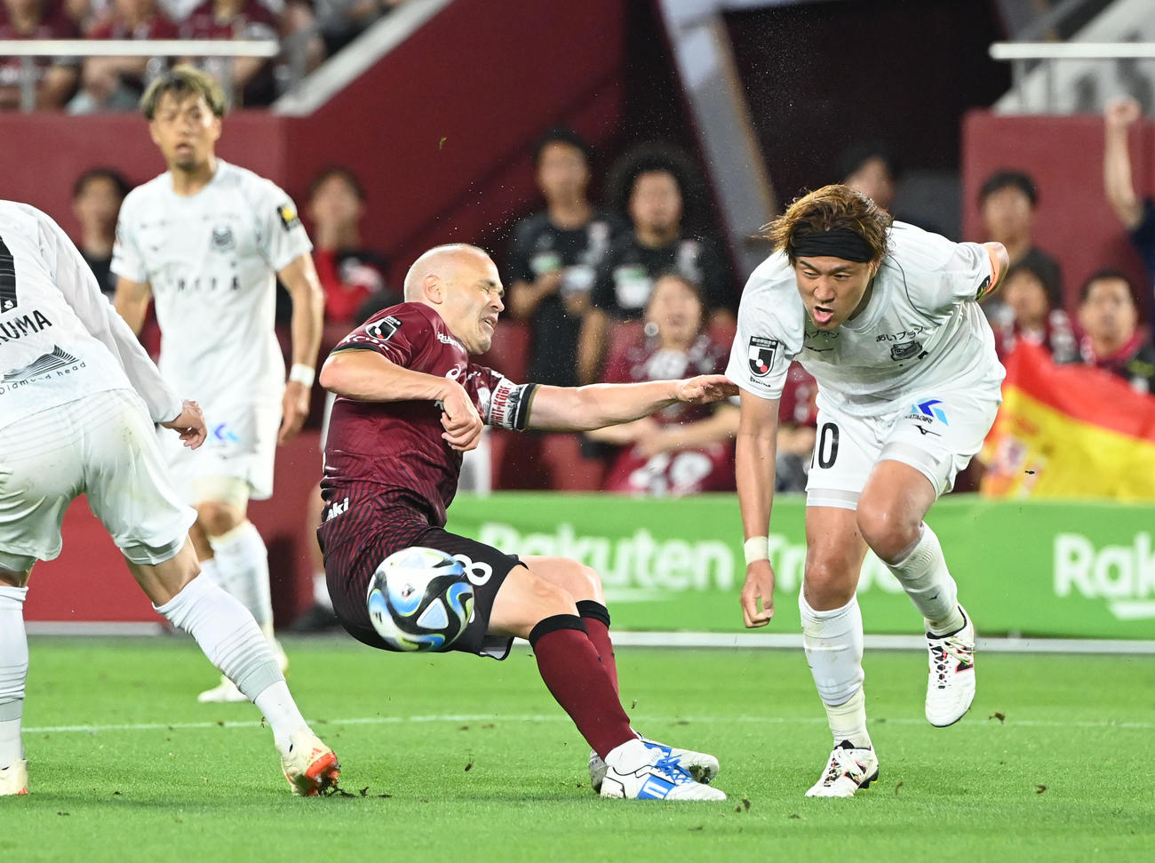 神戸対札幌　前半、ドリブルでゴール前に切れ込みシュートを放つ神戸イニエスタ（右から2人目）（撮影・和賀正仁）