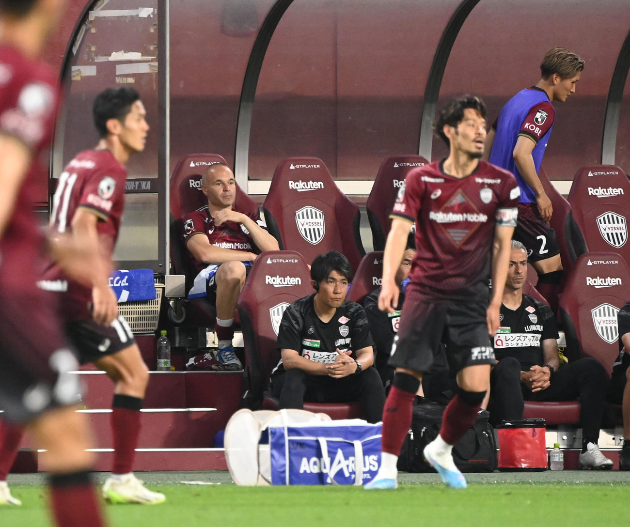 神戸対札幌　後半途中からベンチに下がり戦況をみる神戸イニエスタ（撮影・和賀正仁）