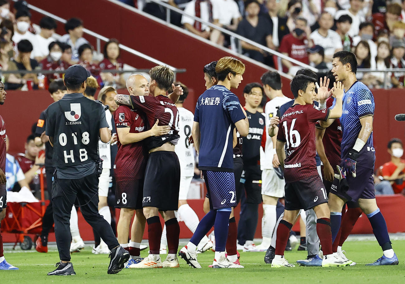 J1神戸対札幌　試合を終え仲間と抱き合う神戸イニエスタ（撮影・藤尾明華）