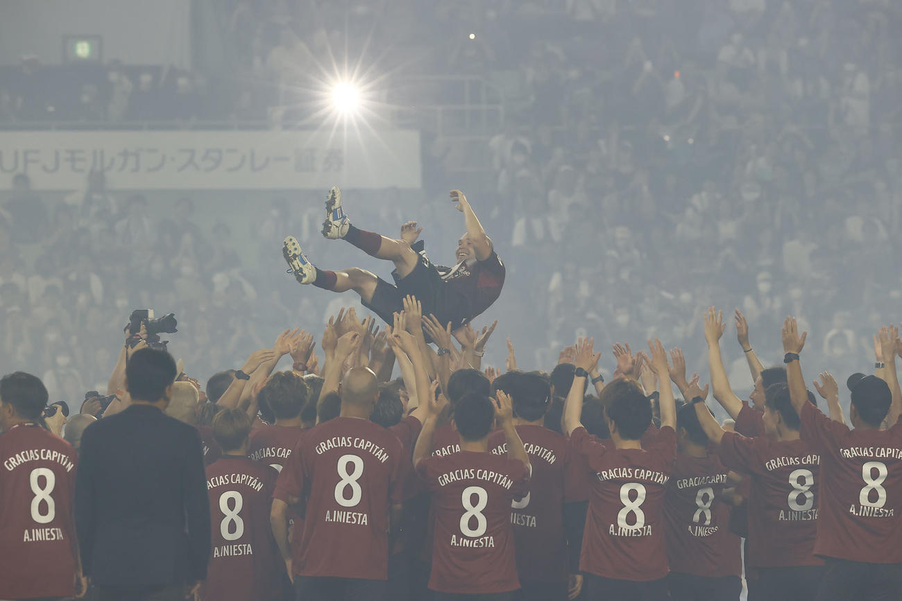 J1神戸対札幌　ラストマッチを終え、胴上げされる神戸イニエスタ（撮影・藤尾明華）