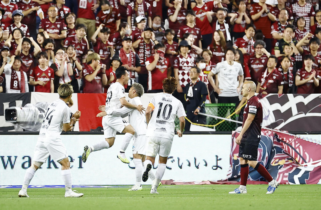 J1神戸対札幌　前半、先制ゴールを決め喜ぶ札幌スパチョーク（左から2人目）と肩を落とす神戸イニエスタ（右端）（撮影・藤尾明華）
