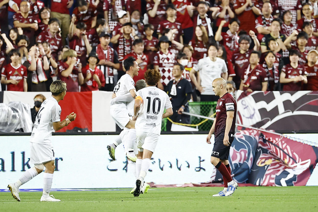 J1神戸対札幌　前半、先制ゴールを決め喜ぶ札幌スパチョーク（左から2人目）と肩を落とす神戸イニエスタ（右端）（撮影・藤尾明華）