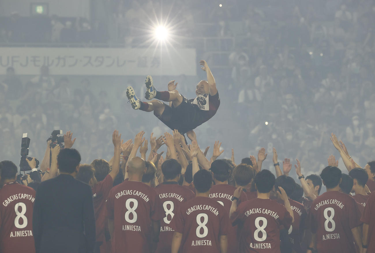 神戸対札幌　ラストマッチを終え、胴上げされる神戸イニエスタ（撮影・藤尾明華）