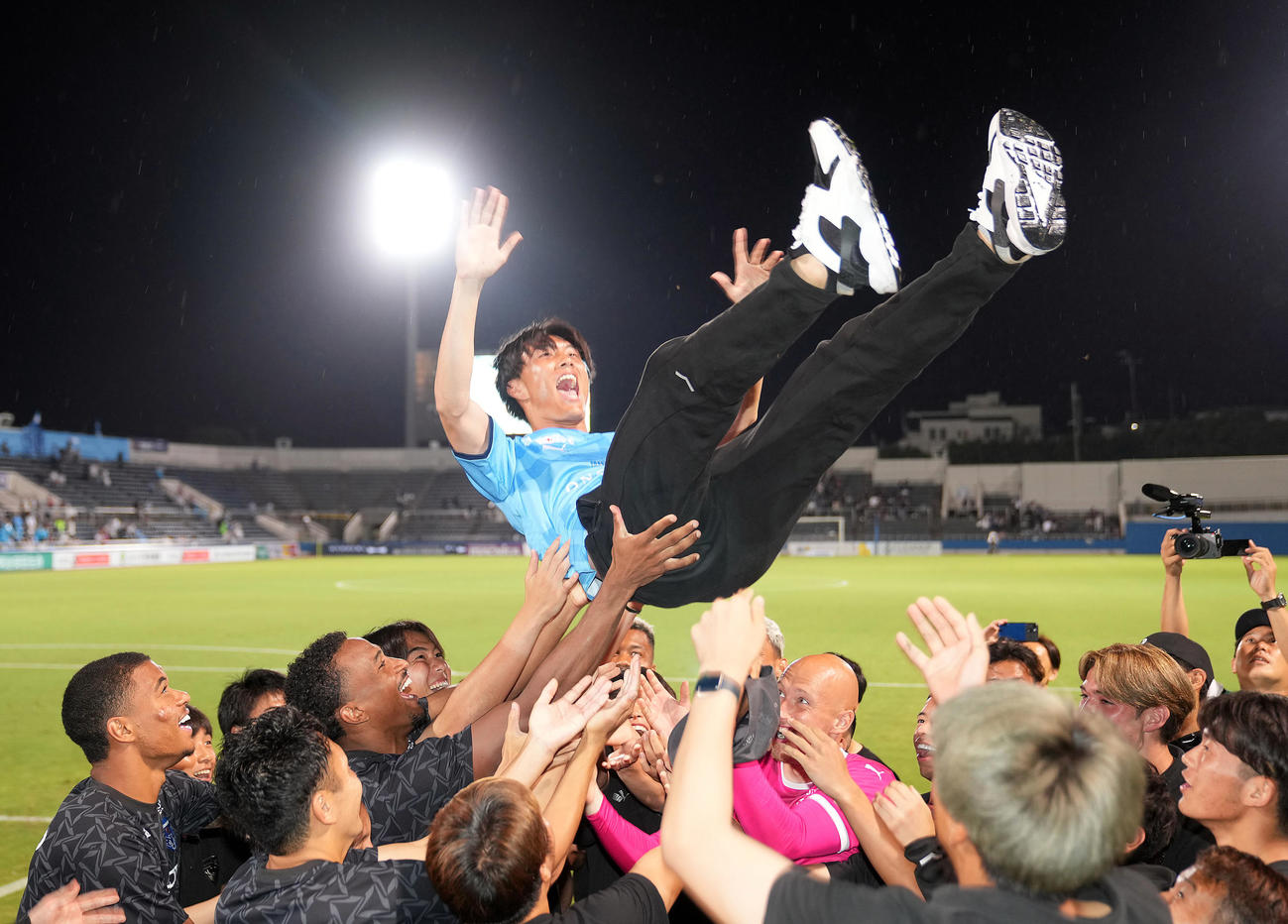 横浜FC対G大阪　試合後、チームメートに胴上げされる横浜FC小川航（撮影・狩俣裕三）