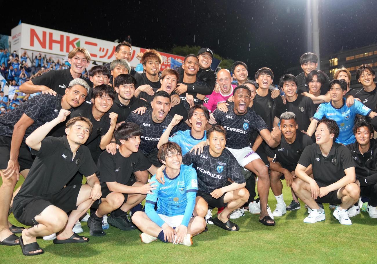 横浜FC対G大阪　試合後、チームメートと記念撮影をするオランダへ移籍することを決めた横浜FC小川航（中央）（撮影・狩俣裕三）