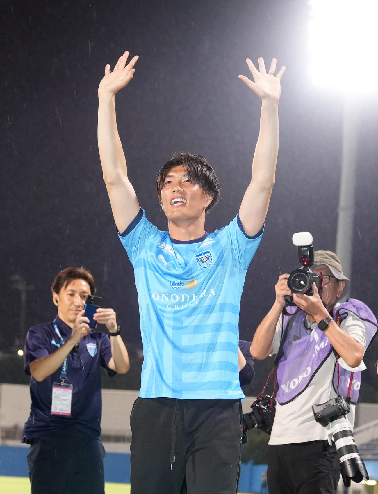 横浜FC対G大阪　試合後、オランダ1部に移籍を決め、サポーターにあいさつする横浜FC小川航（撮影・狩俣裕三）
