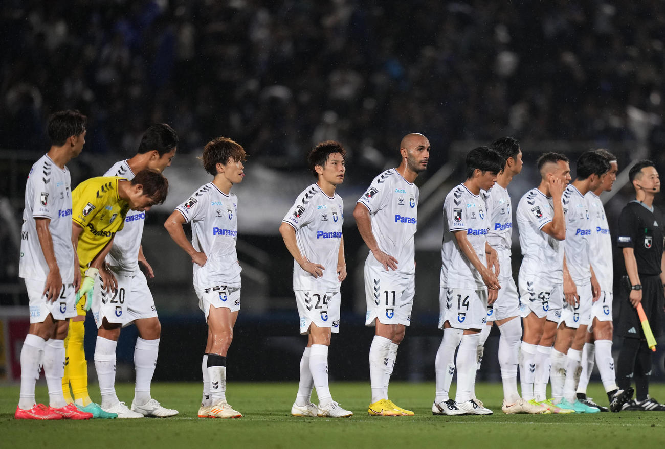 横浜FC対G大阪　引き分けに終わり、疲れた表情を見せるG大阪の選手たち（撮影・狩俣裕三）