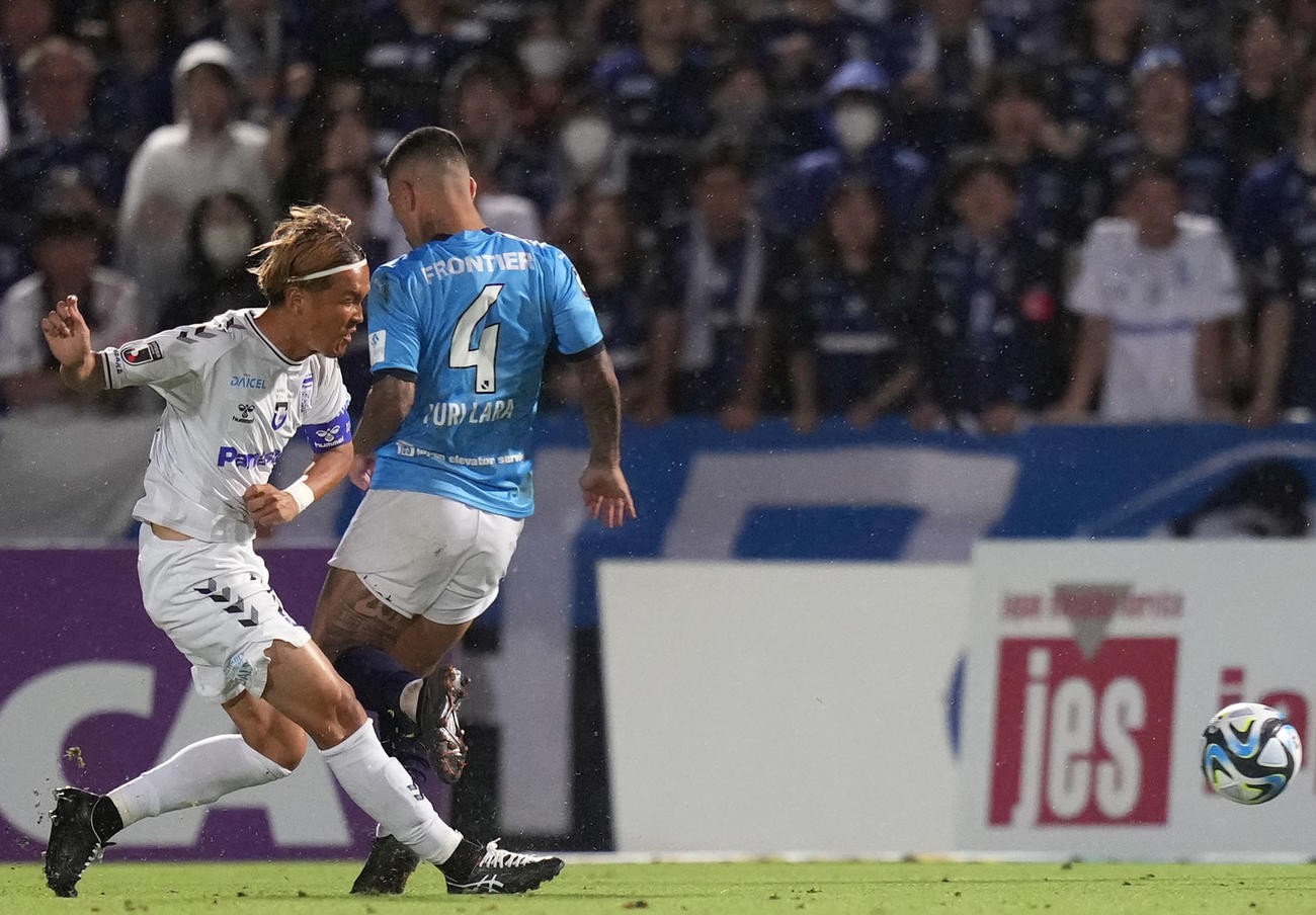 横浜FC対G大阪　後半、シュートを放つG大阪宇佐美（撮影・狩俣裕三）