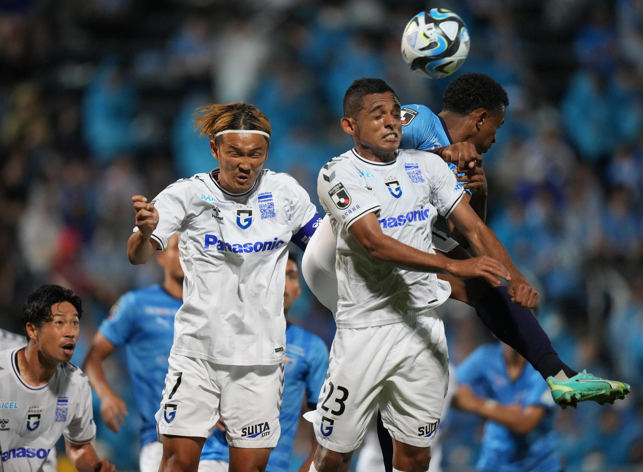 横浜FC対G大阪　後半、相手コーナーキックでG大阪ダワン（中央）といっしょに競り合う宇佐美（撮影・狩俣裕三）