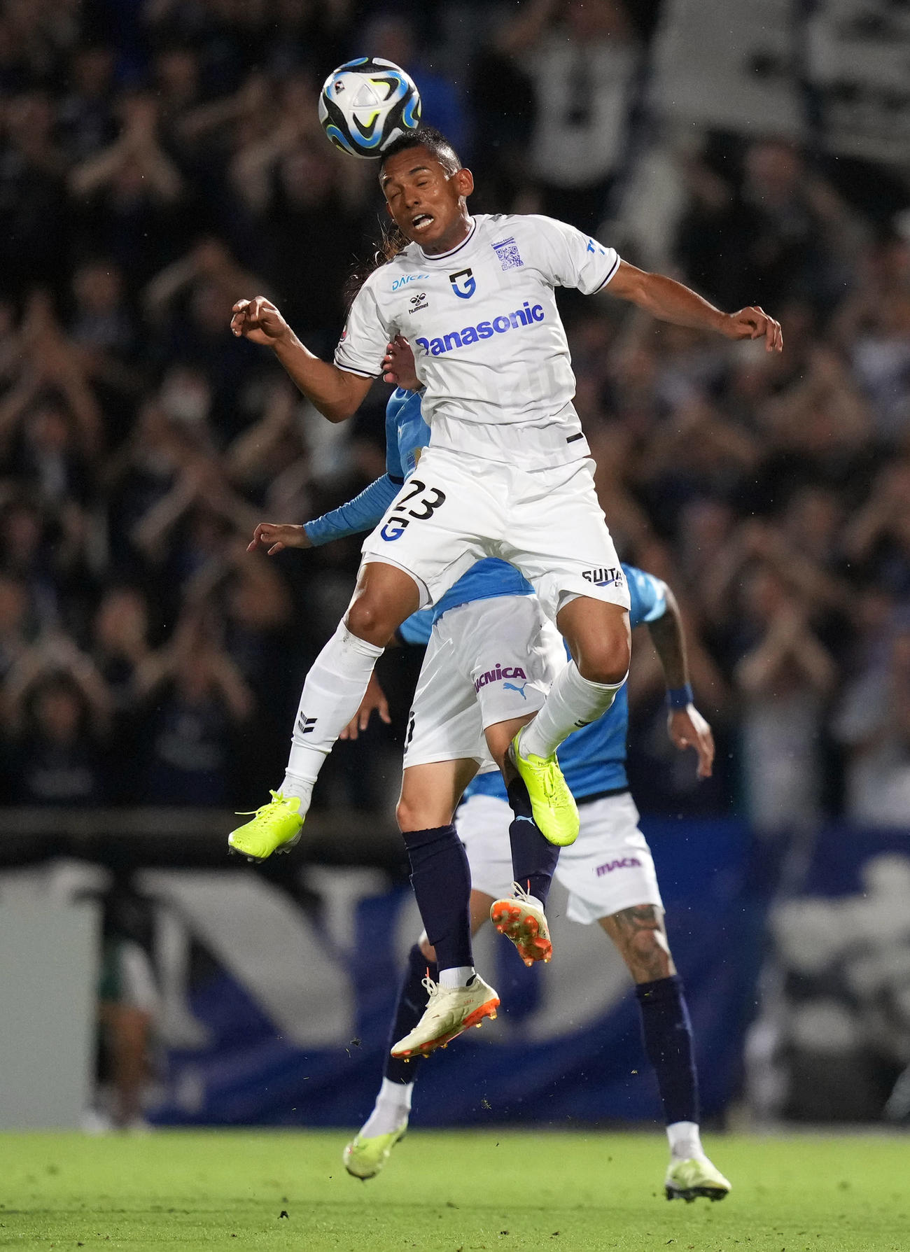 横浜FC対G大阪　後半、競り勝つG大阪ダワン（撮影・狩俣裕三）