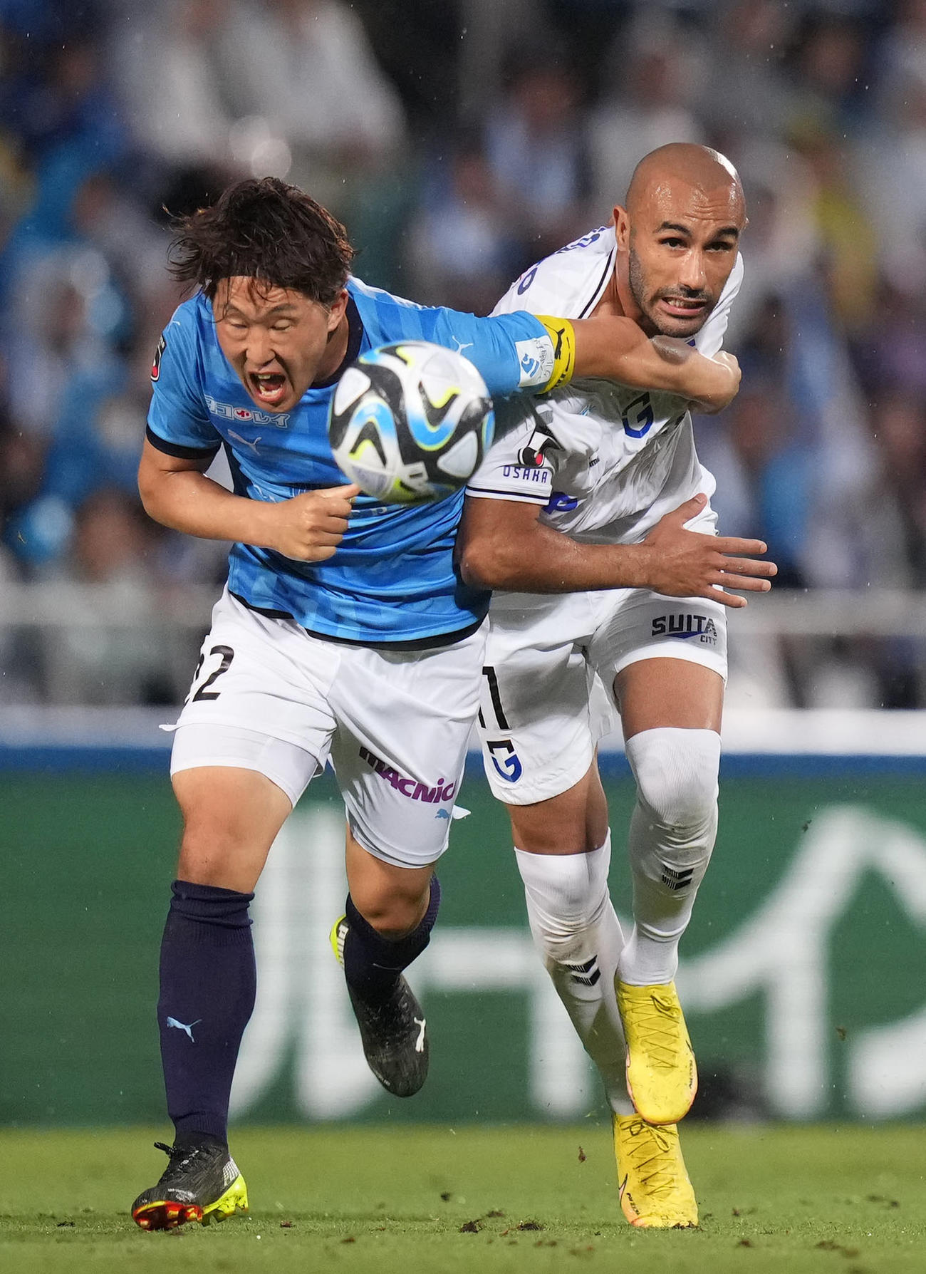 横浜FC対G大阪　前半、激しく競り合う横浜FC岩武（左）とG大阪イッサム・ジェバリ（撮影・狩俣裕三）