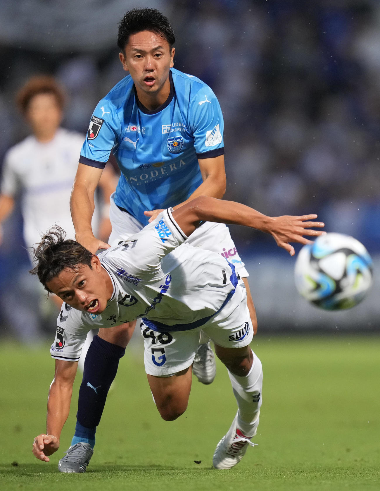 横浜FC対G大阪　前半、突破を図るG大阪石毛（手前）だが、横浜FC吉野からファウルを食らう（撮影・狩俣裕三）