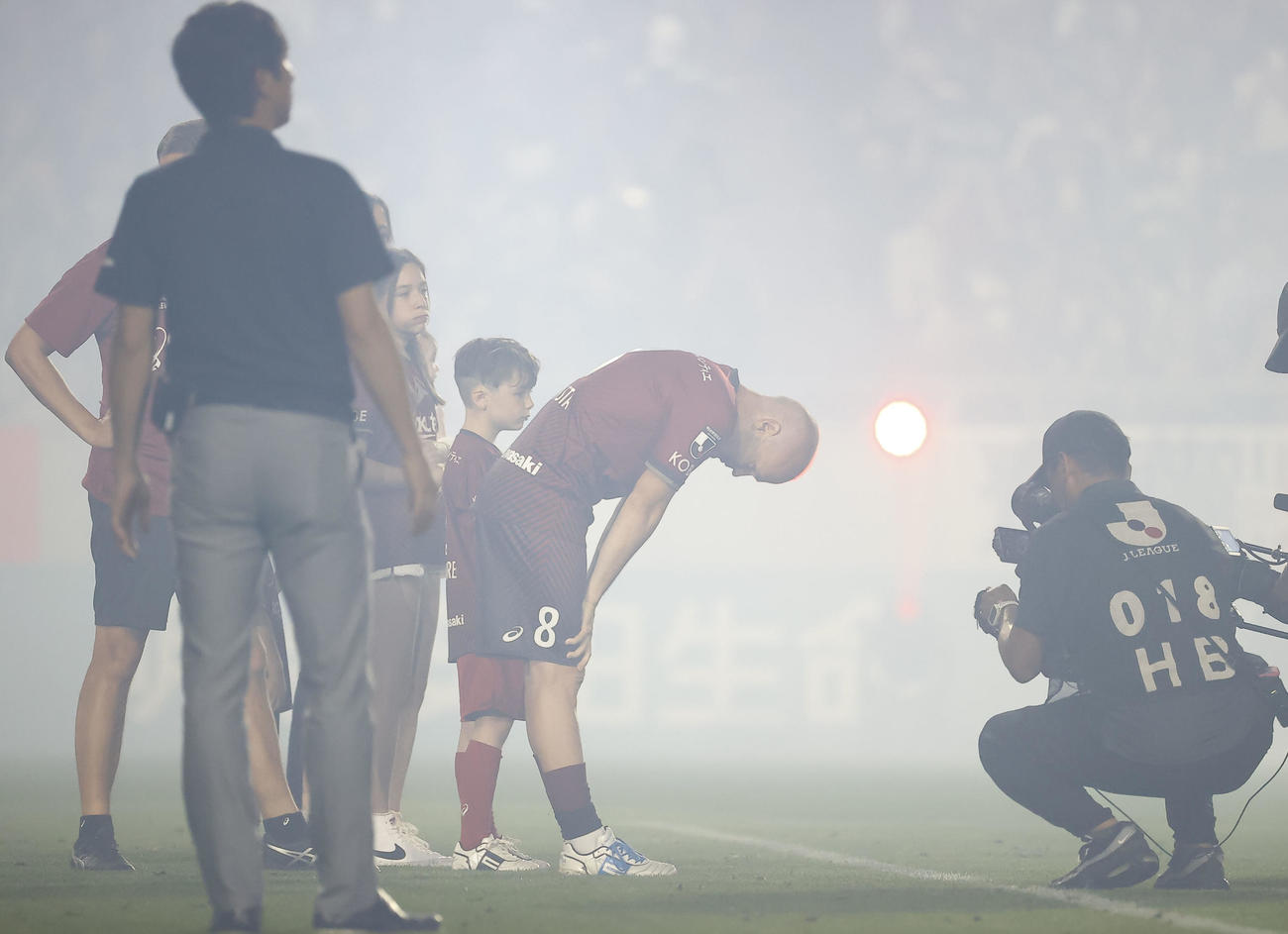 J1神戸対札幌　サポーターの前で一礼する神戸イニエスタ（撮影・藤尾明華）
