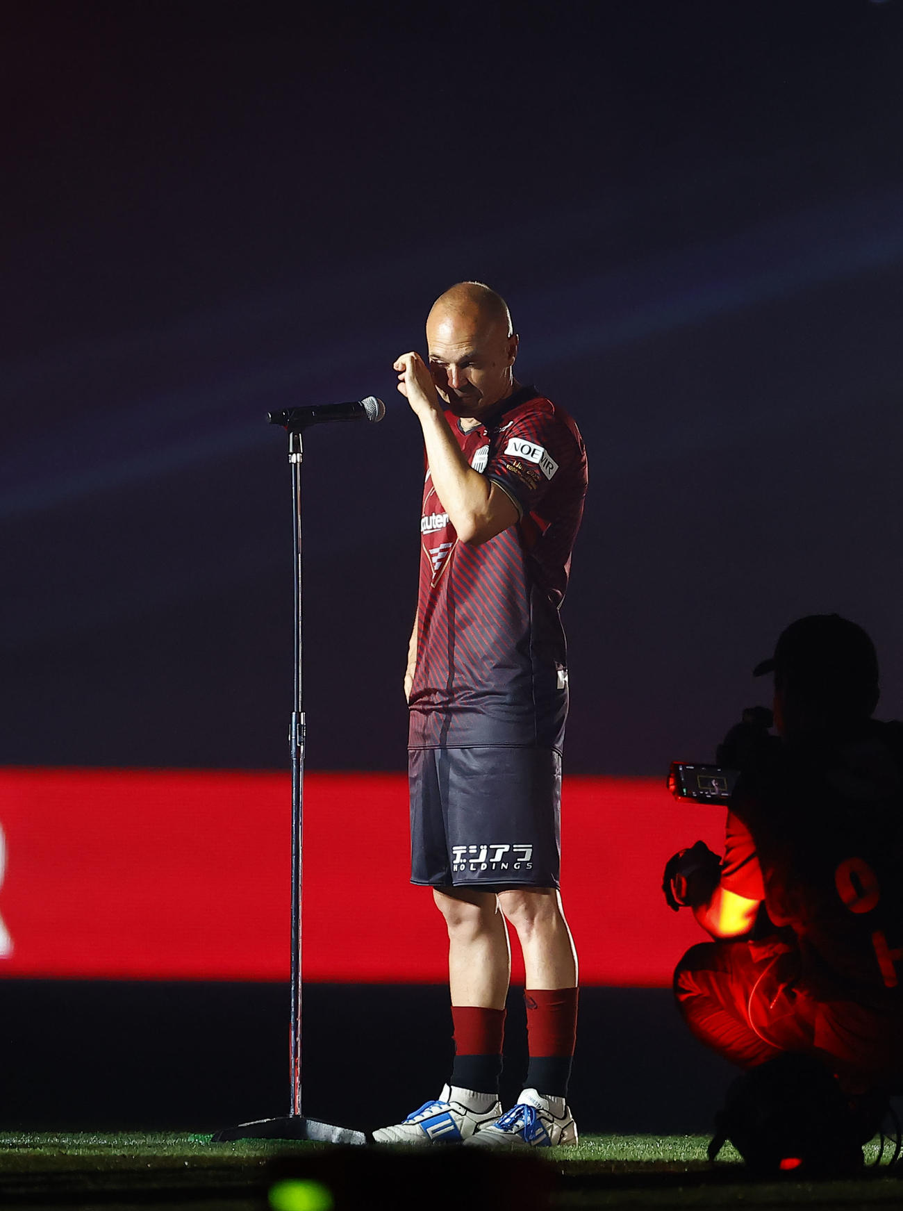 神戸対札幌　退団セレモニーで涙をぬぐう神戸イニエスタ（撮影・藤尾明華）