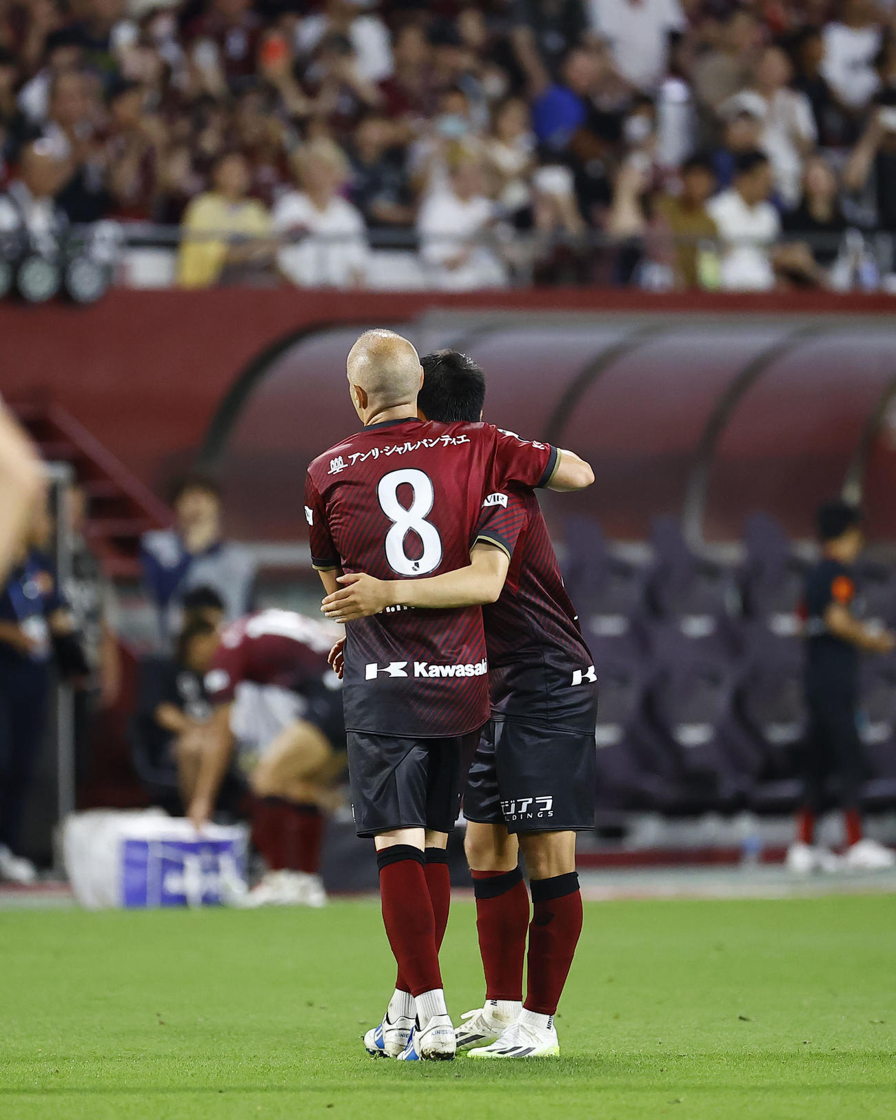 神戸対札幌　後半、神戸山口と抱き合い交代するイニエスタ（撮影・藤尾明華）