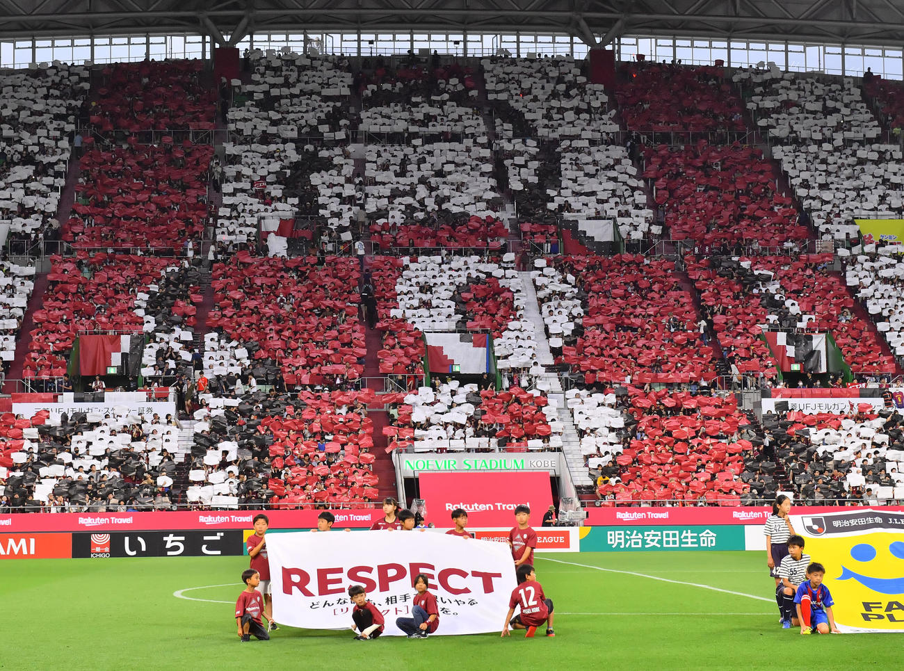 神戸対札幌　試合前のバックスタンドには神戸イニエスタの背中がボードで描かれた（撮影・和賀正仁）