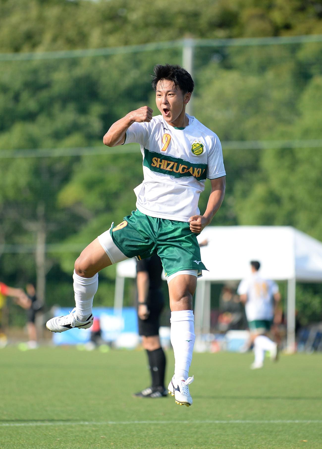 追加点を決めて、ガッツポーズする静岡学園FW神田