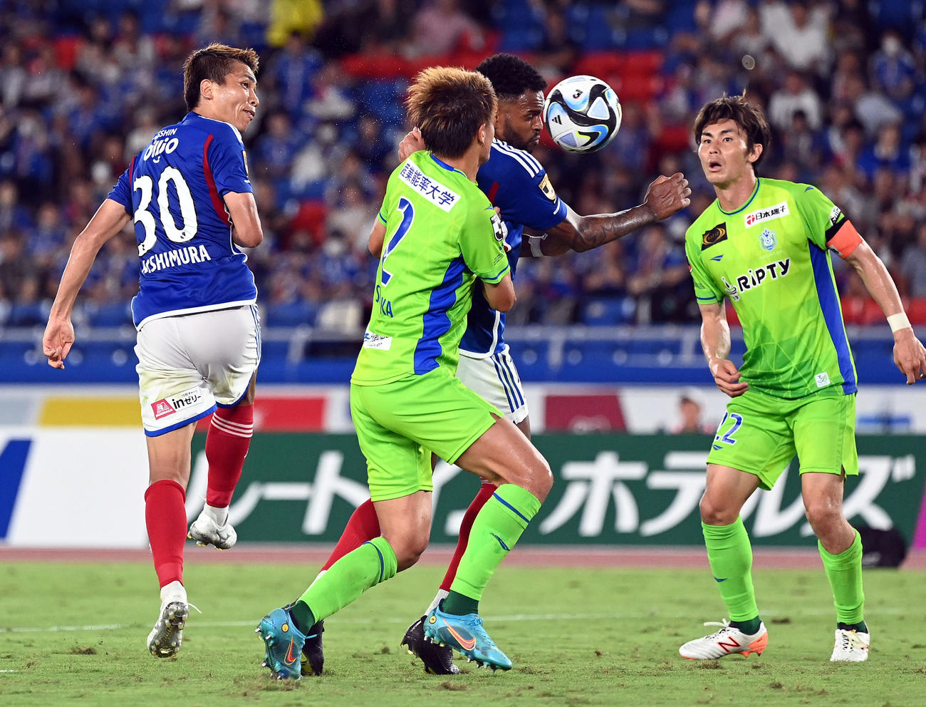 横浜対湘南　前半、ヘディングでゴールを狙う横浜西村拓真（左端）（撮影・たえ見朱実）