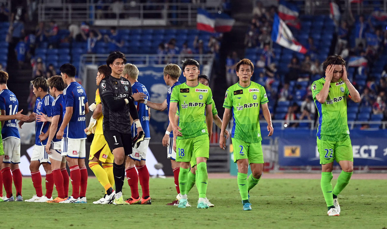 横浜対湘南　横浜に4－1と大敗した湘南。中央は町野（撮影・たえ見朱実）
