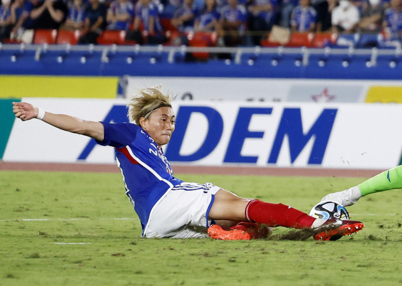横浜対湘南　後半、スライディングで競る横浜松原（共同）
