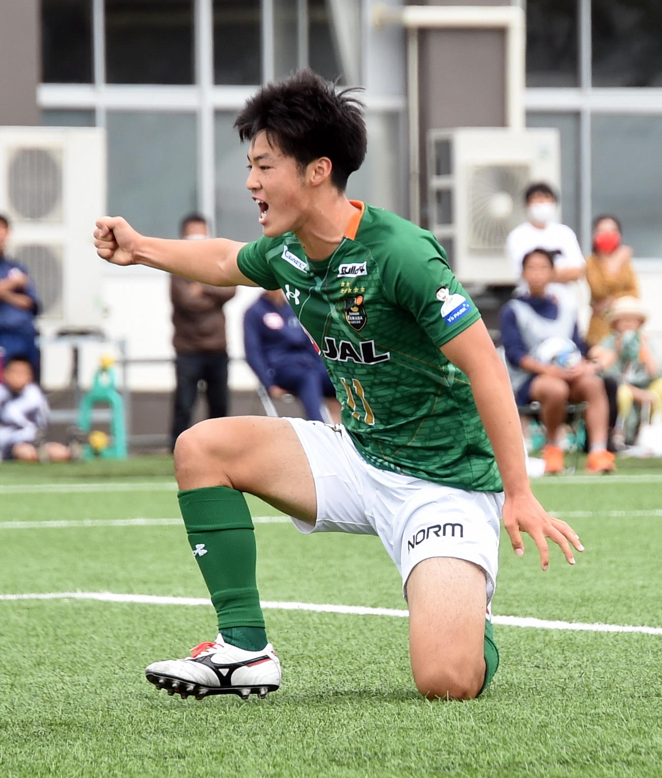 前半11分、先制ゴールを決めて雄たけびを上げる青森山田FW米谷
