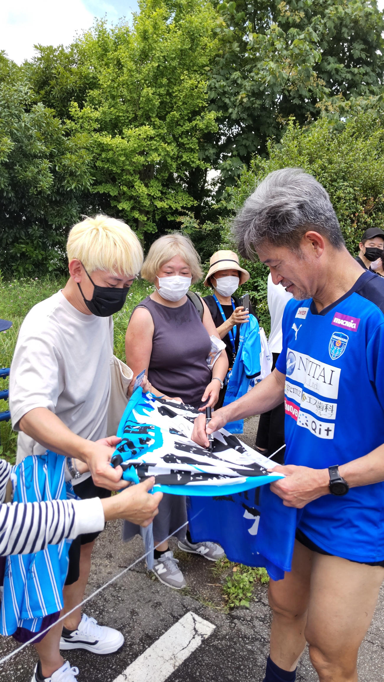 横浜FC練習後、ファンにサインするカズ