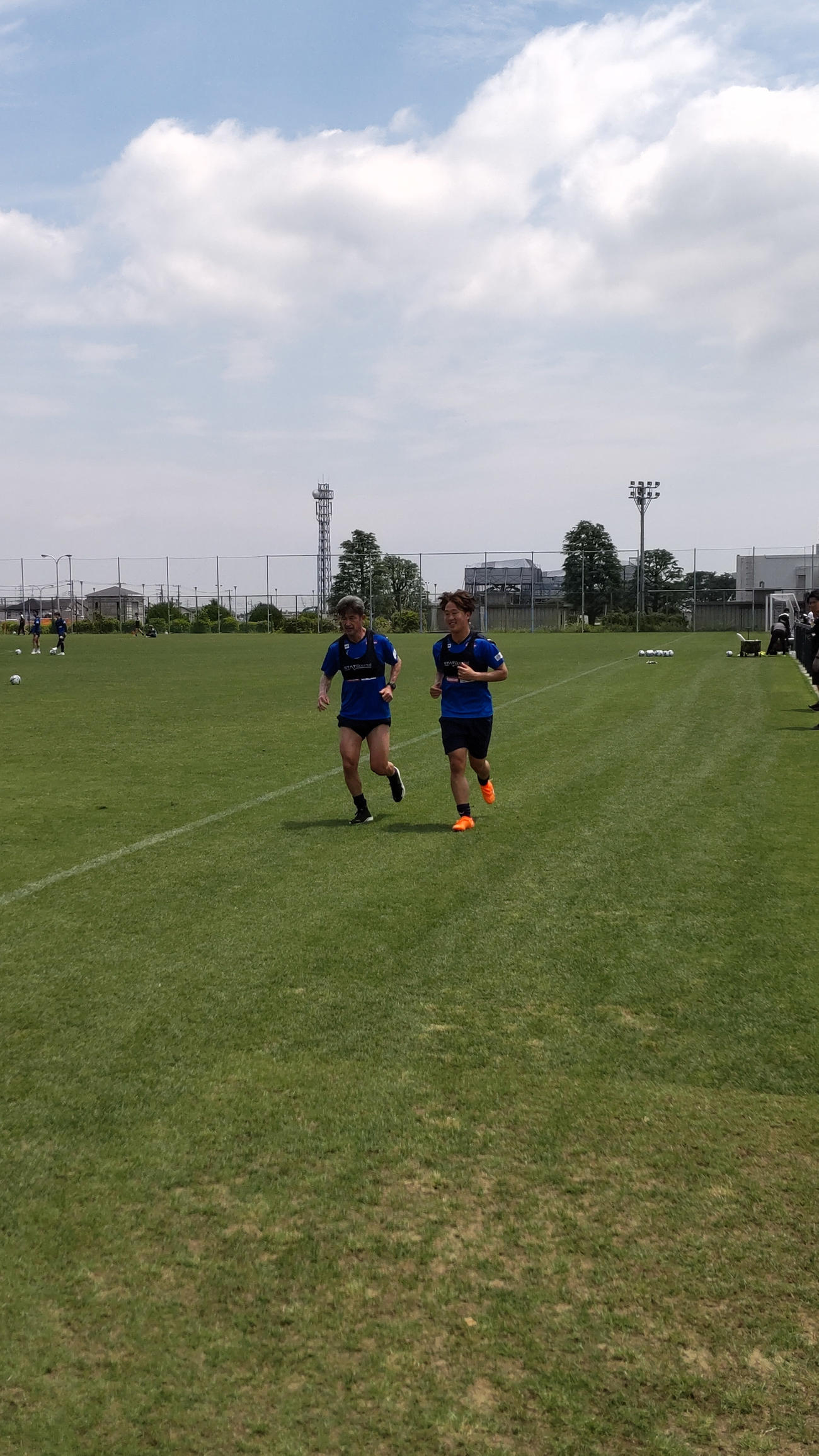 カズ（左）は横浜FC全体練習後、岩武とランニング