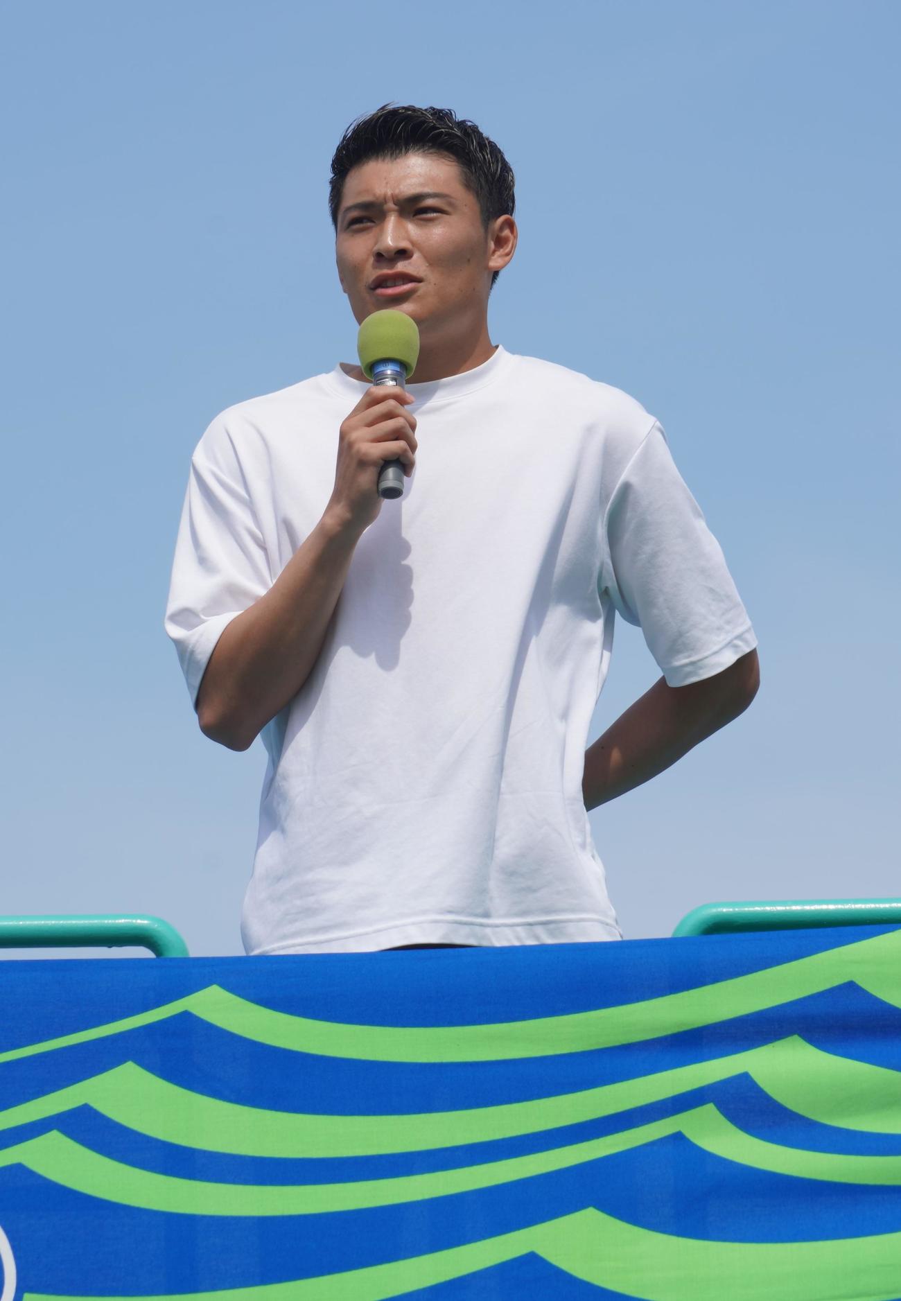 ドイツ2部キールへ移籍するため、サポーターへのあいさつを行った湘南ベルマーレFW町野修斗（撮影・佐藤成）