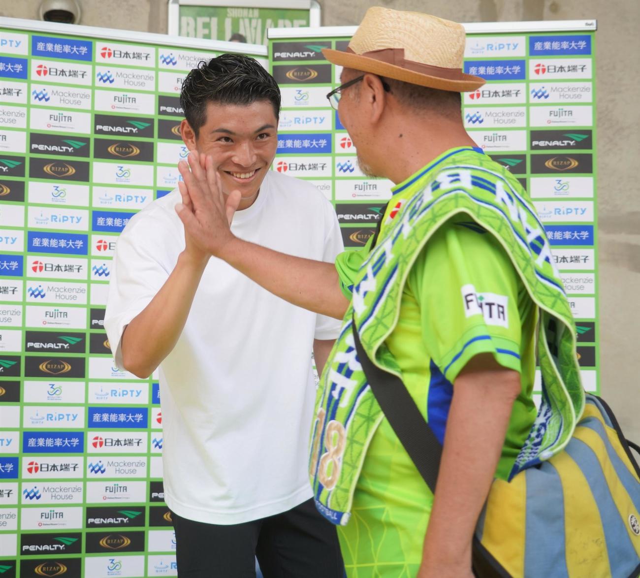 ドイツ2部キールへ移籍するため、サポーターへのあいさつを行った湘南ベルマーレFW町野修斗（撮影・佐藤成）