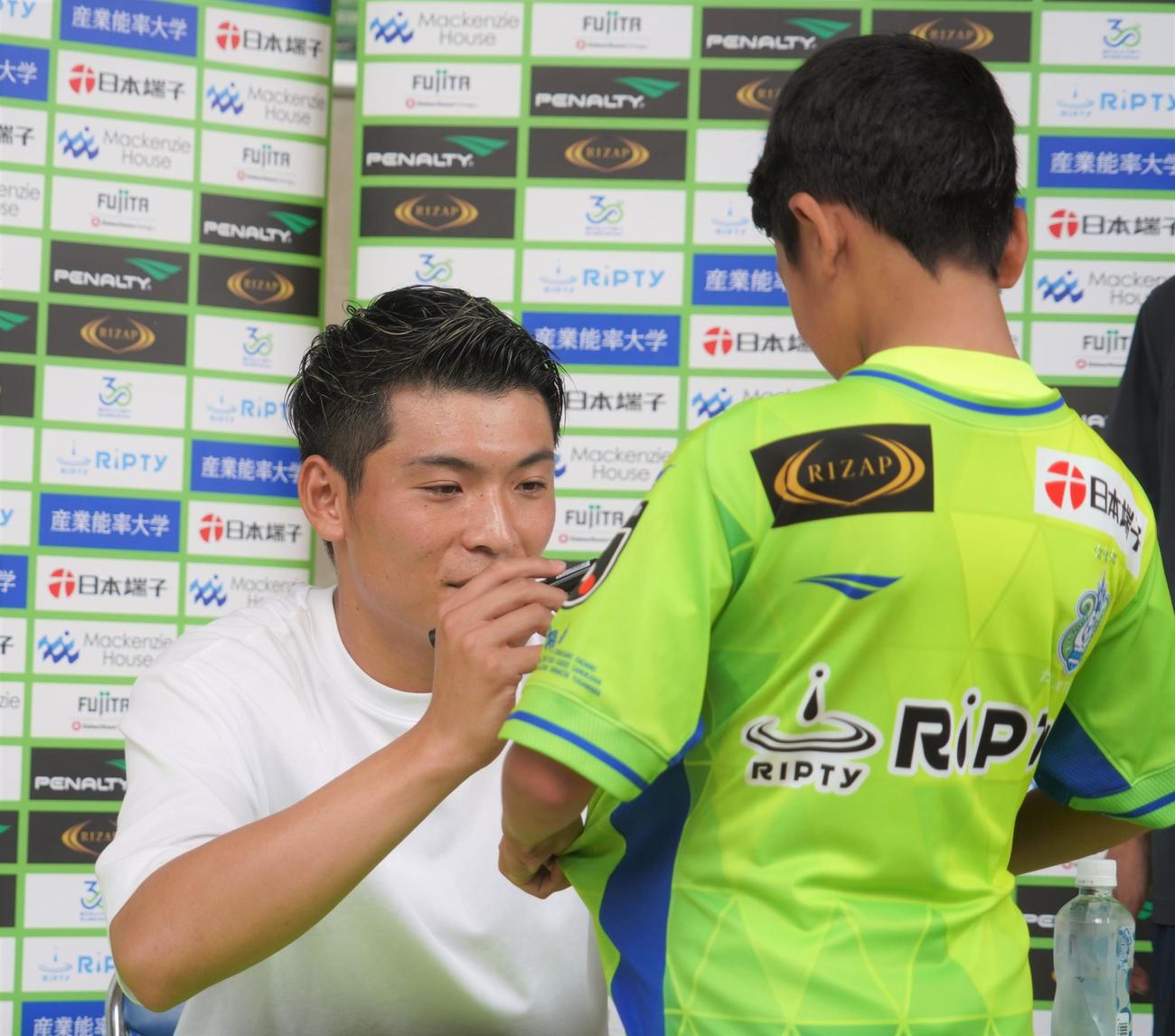 ドイツ2部キールへ移籍するため、サポーターへのあいさつを行った湘南ベルマーレFW町野修斗（撮影・佐藤成）