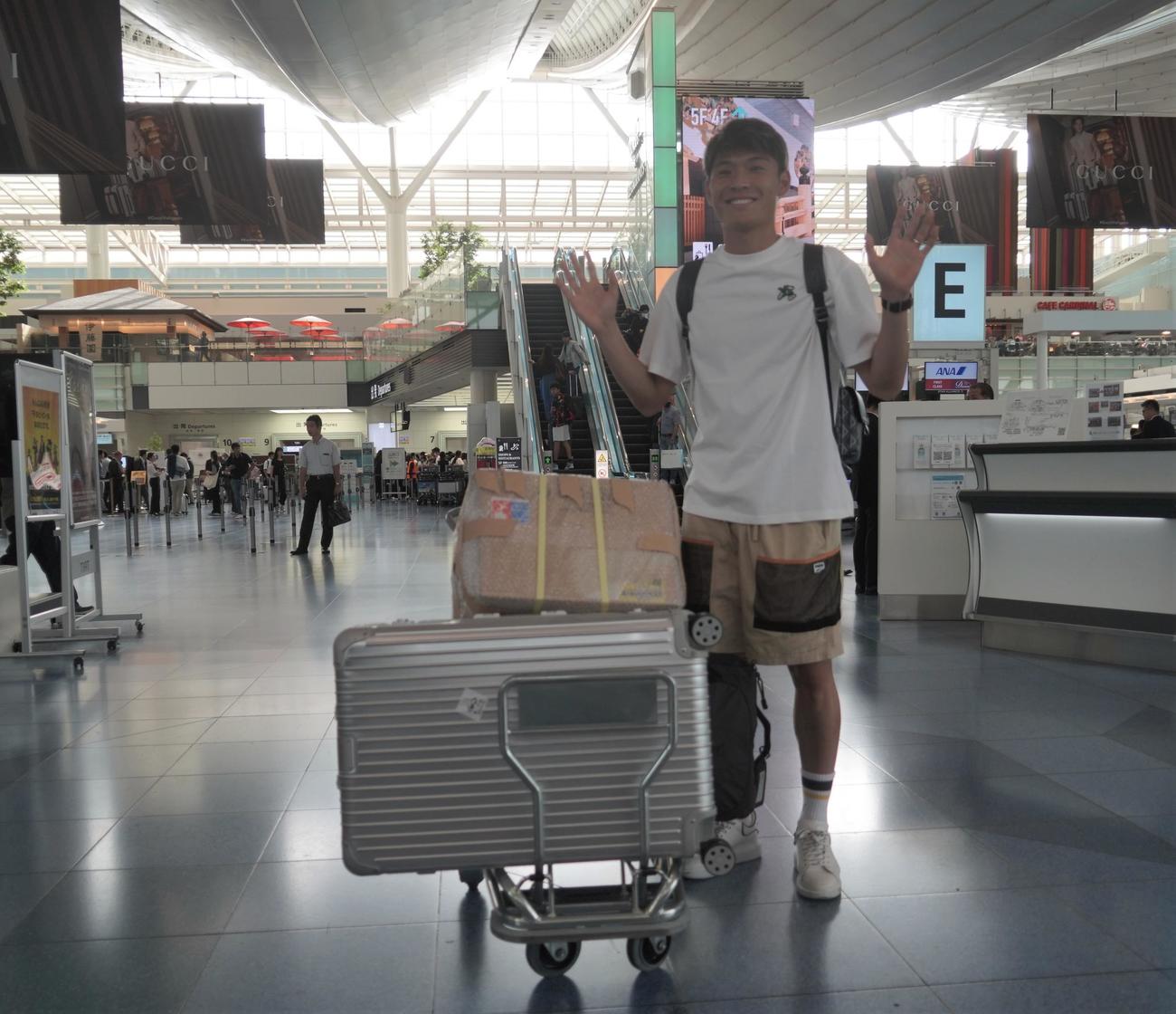 羽田空港で取材に応じたドイツ2部キールへ移籍する湘南ベルマーレFW町野修斗（撮影・佐藤成）