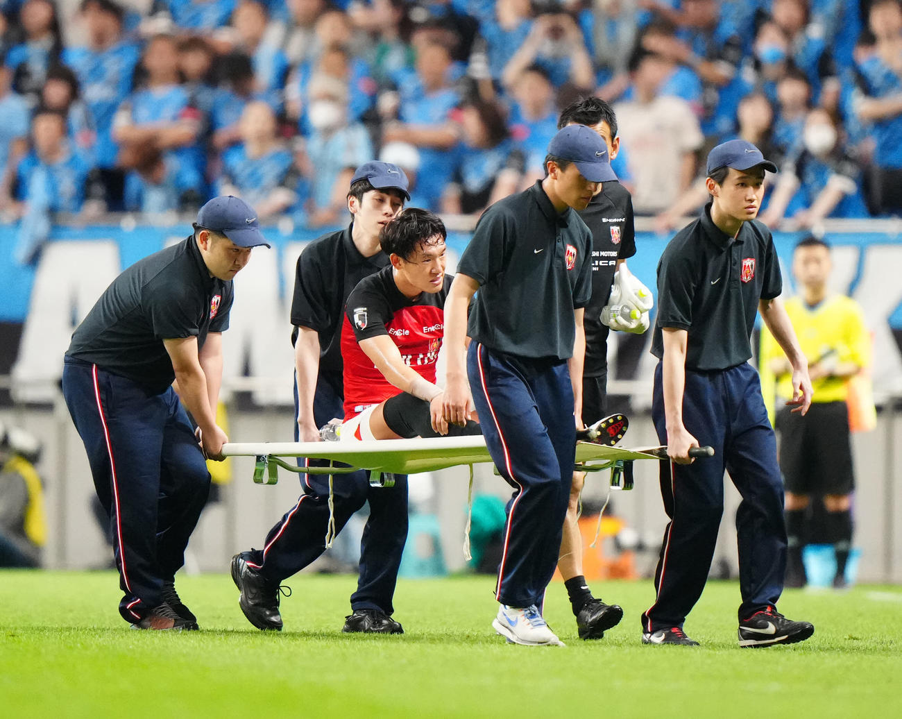 川崎F戦の後半に負傷し、ピッチの外に出る浦和明本（2023年6月24日撮影）